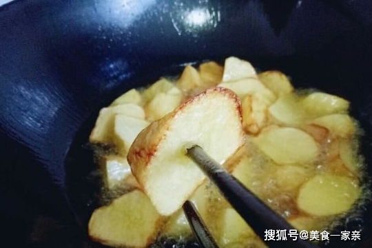 东北地三鲜怎么做好吃？三鲜，茄子、土豆和青椒来搭配