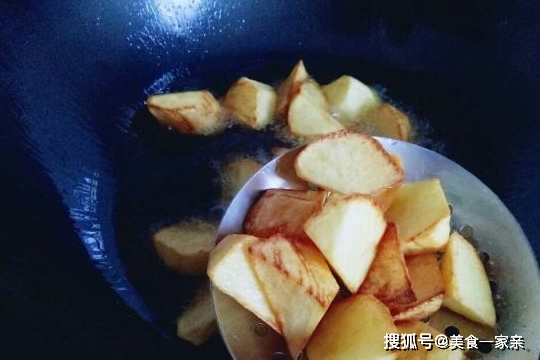 东北地三鲜怎么做好吃？三鲜，茄子、土豆和青椒来搭配