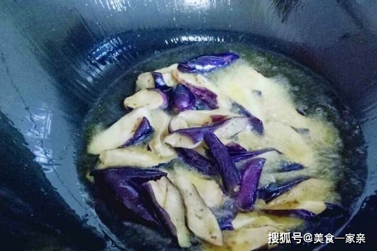 东北地三鲜怎么做好吃？三鲜，茄子、土豆和青椒来搭配