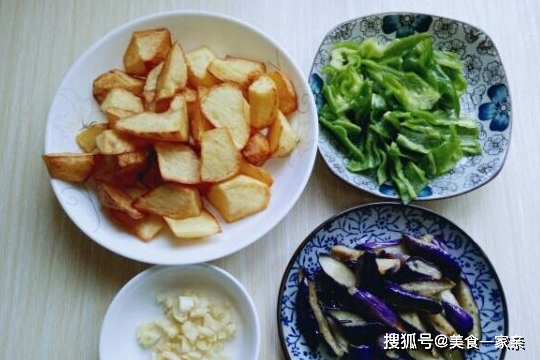 东北地三鲜怎么做好吃？三鲜，茄子、土豆和青椒来搭配