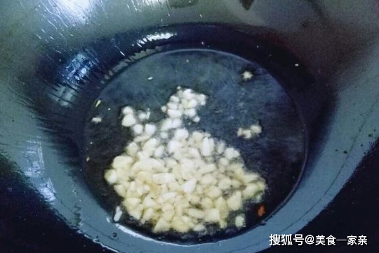 东北地三鲜怎么做好吃？三鲜，茄子、土豆和青椒来搭配