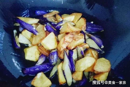 东北地三鲜怎么做好吃？三鲜，茄子、土豆和青椒来搭配