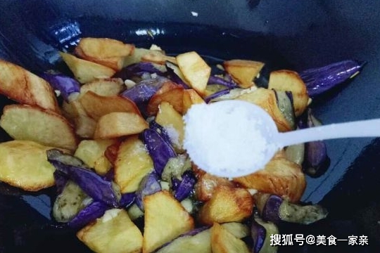 东北地三鲜怎么做好吃？三鲜，茄子、土豆和青椒来搭配