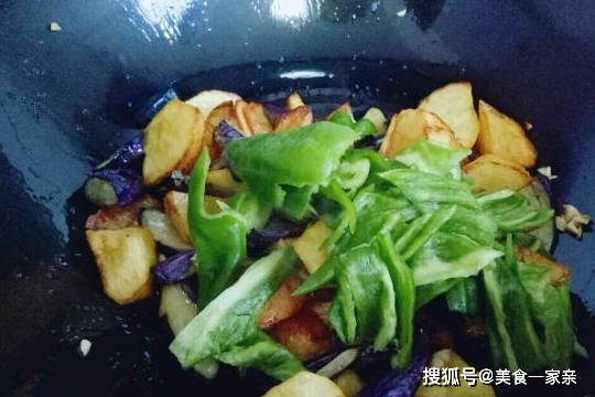 东北地三鲜怎么做好吃？三鲜，茄子、土豆和青椒来搭配