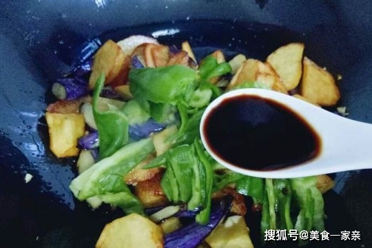 东北地三鲜怎么做好吃？三鲜，茄子、土豆和青椒来搭配