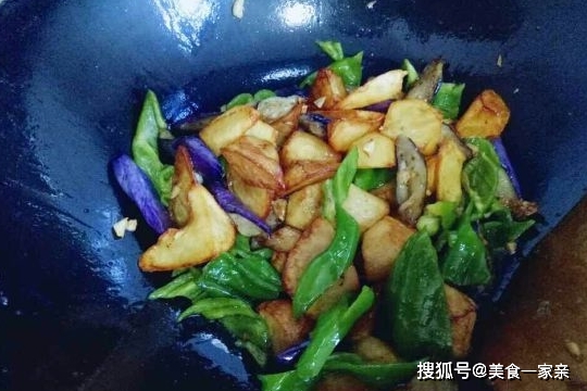 东北地三鲜怎么做好吃？三鲜，茄子、土豆和青椒来搭配