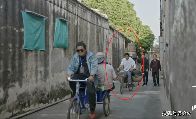 谢霆锋与杨千嬅漫步在大街上，头探进窗口逗笑网友