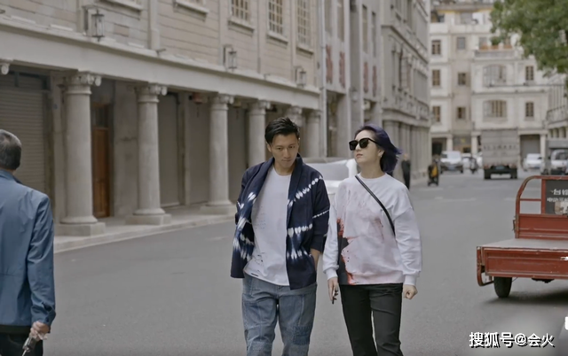 谢霆锋与杨千嬅漫步在大街上，头探进窗口逗笑网友
