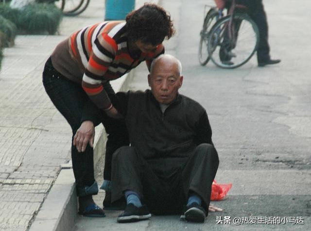 一位中年男人哭诉：宁可被人称为不孝子，也希望父亲早日离去