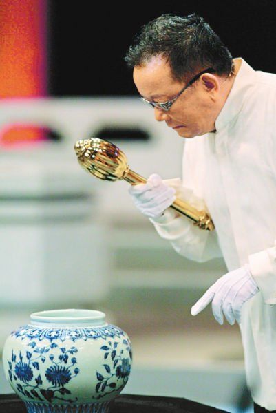 王刚曾砸碎两亿元古董，如今他怎么样了？
