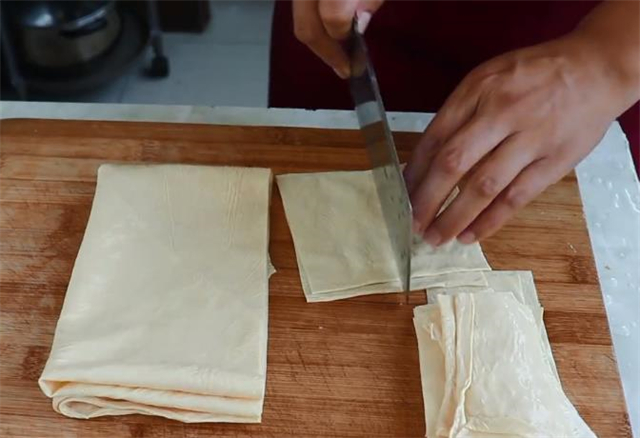 在家自制麻辣片、麻辣条，味道麻辣爽口好吃，童年的味道