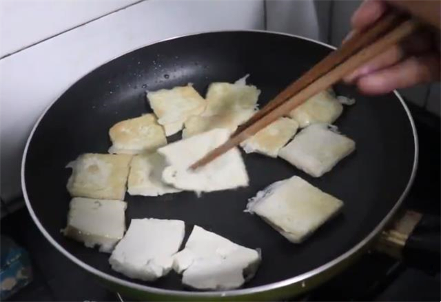 豆腐这样做简单美味又下饭，看着像街上卖的臭豆腐