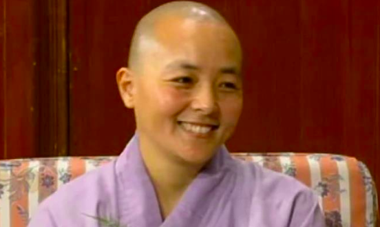 她是初代“琼瑶女郎”，31岁剃度出家，如今61岁风光无限