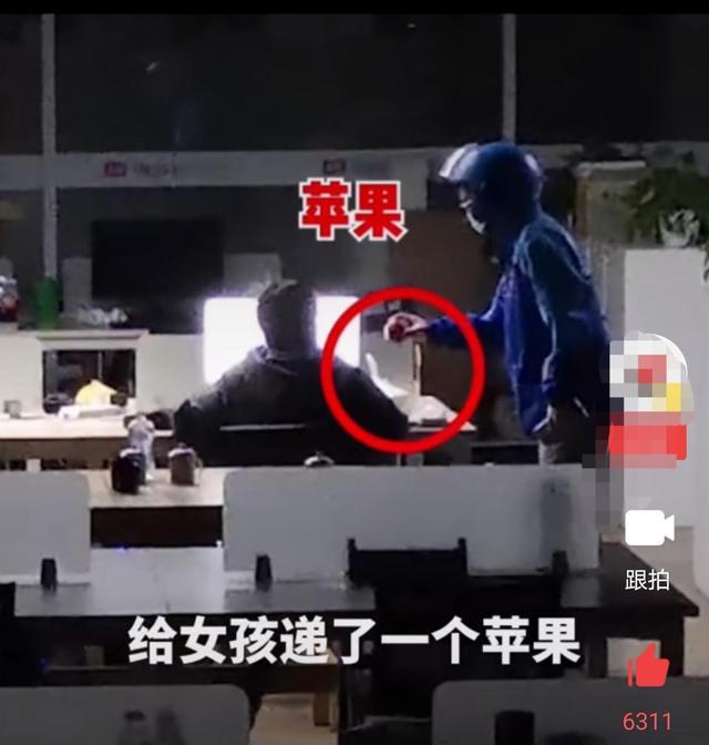 姑娘深夜独自加班崩溃，外卖小哥走后又回来了