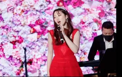 甄子丹爱女甄济如18岁生日，身穿红色长裙惊艳众人
