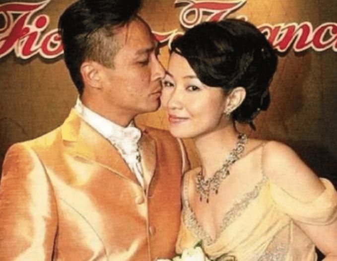 吴镇宇追求王丽萍多次被拒，如今结婚多年无绯闻！