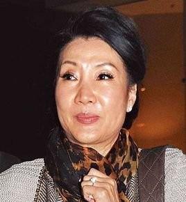 67岁洪金宝拄拐走路，二婚妻子高丽虹一身黑色裙子彰显高贵典雅