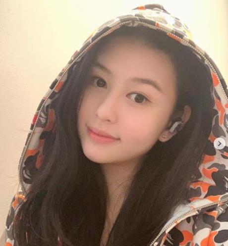 邱淑贞大女儿沈月晒自拍美照，全程半身出镜少女感十足