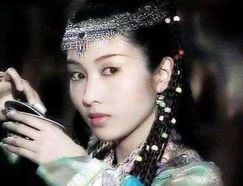 造型师给女神们头上戴满珠子，贾静雯直接美成经典