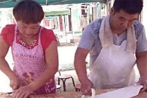 王宝强哥哥摆摊卖葱油饼赚钱，网友：这是怎么一回事？