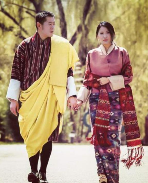 不丹王室娶了4个亲姐妹为妻，生下10个超高颜值的王子