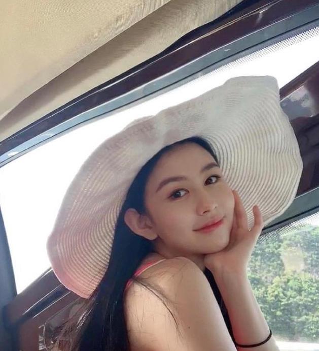 邱淑贞大女儿沈月晒自拍美照，全程半身出镜少女感十足