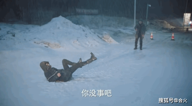 高圆圆与王耀庆在雪地里打雪仗，俩人摔在雪地中搞笑画面引热议