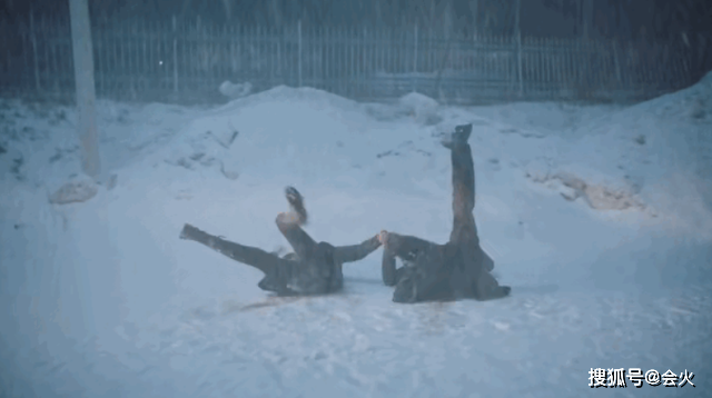 高圆圆与王耀庆在雪地里打雪仗，俩人摔在雪地中搞笑画面引热议