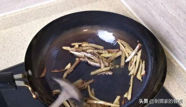 你肯定没吃过这么好吃的卤牛肉炒洋葱，简单又好吃