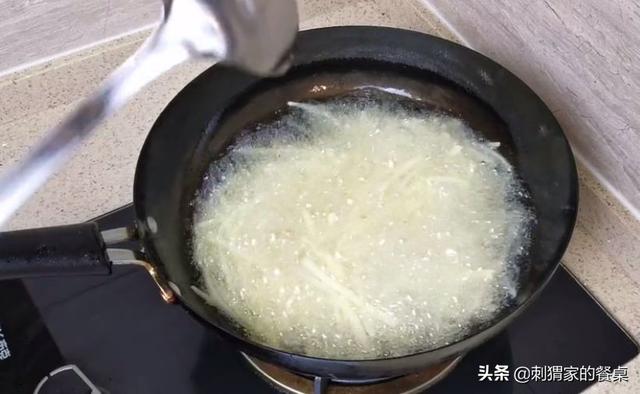 土豆丝怎么变成零食，大人孩子都无法拒绝的美味，简单几步做好！