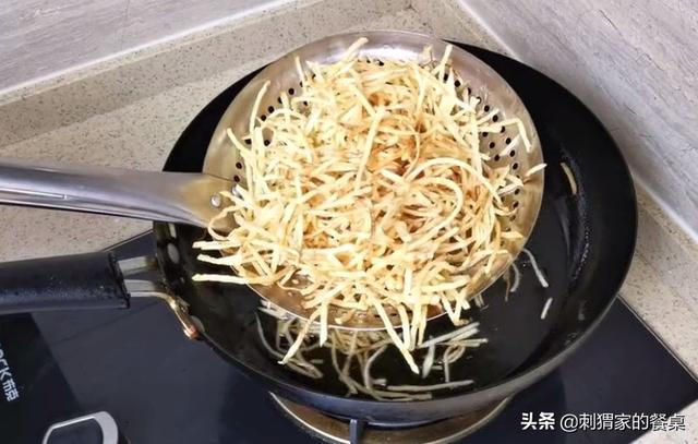 土豆丝怎么变成零食，大人孩子都无法拒绝的美味，简单几步做好！