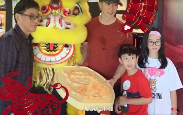 吴尊带着一双儿女来中国读书，如今一家四口都很幸福