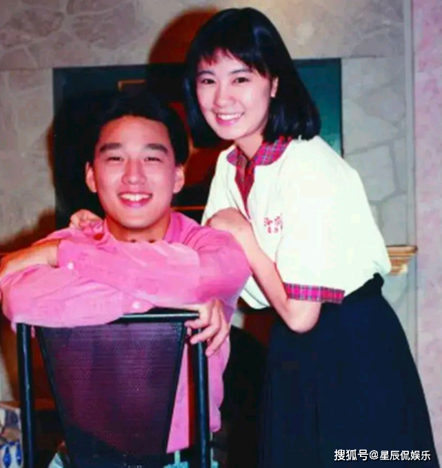 贾静雯和王耀庆年轻时的合影，网友：原来总裁气质是后天养成的