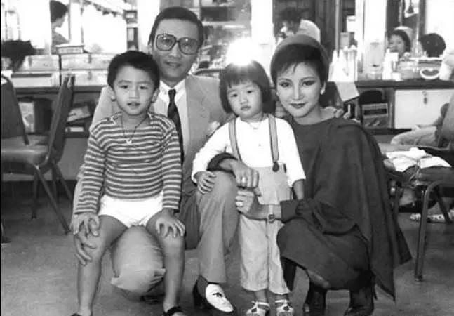 谢霆锋母亲狄波拉，与谢贤相恋19年，如今幸福美满，孩子都长大