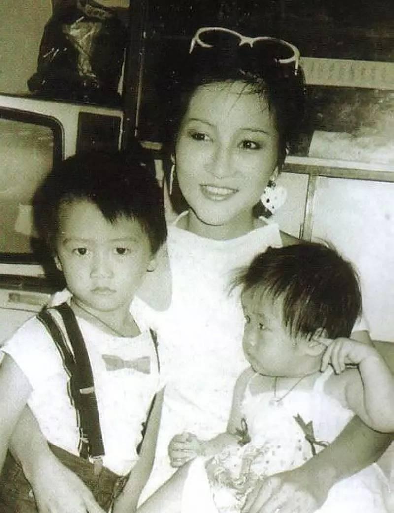 谢霆锋母亲狄波拉，与谢贤相恋19年，如今幸福美满，孩子都长大