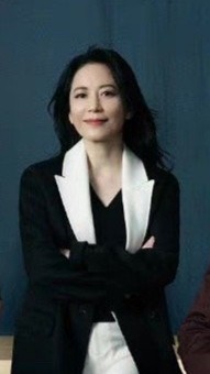 51岁俞飞鸿登上杂志封面，她身穿黑色西装外套，且气质优雅