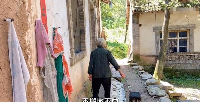 85岁高龄老人独自居住在山上吃白石崖，老人喊了好几个名字