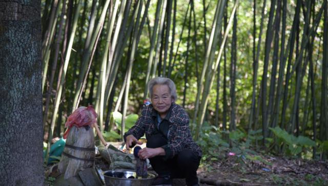 85岁高龄老人独自居住在山上吃白石崖，老人喊了好几个名字