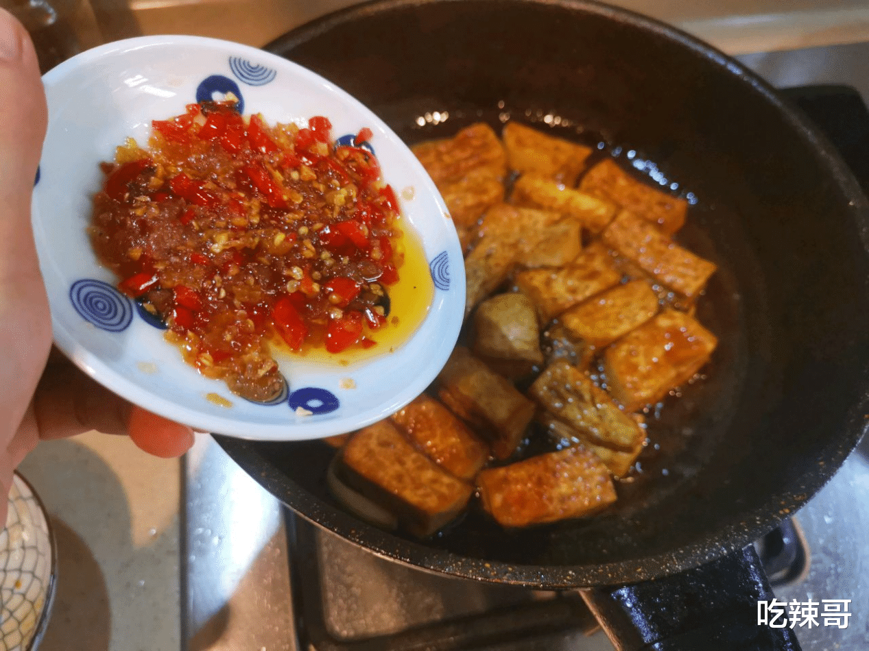 剁椒虎皮豆腐，外皮煎过之后，加入剁椒炖煮让这道菜无比美味