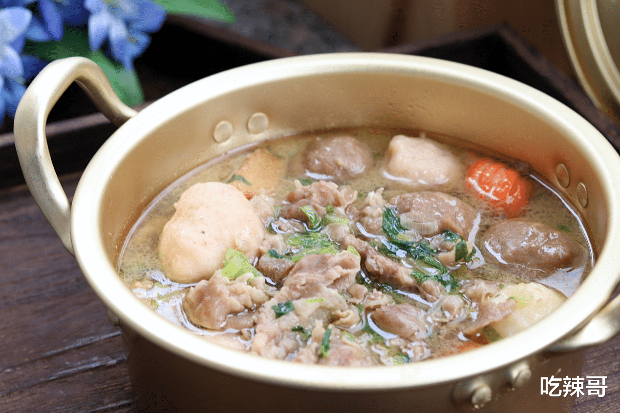 用羊肉片搭配丸子羊肉汤，好吃的同时做法极为简单