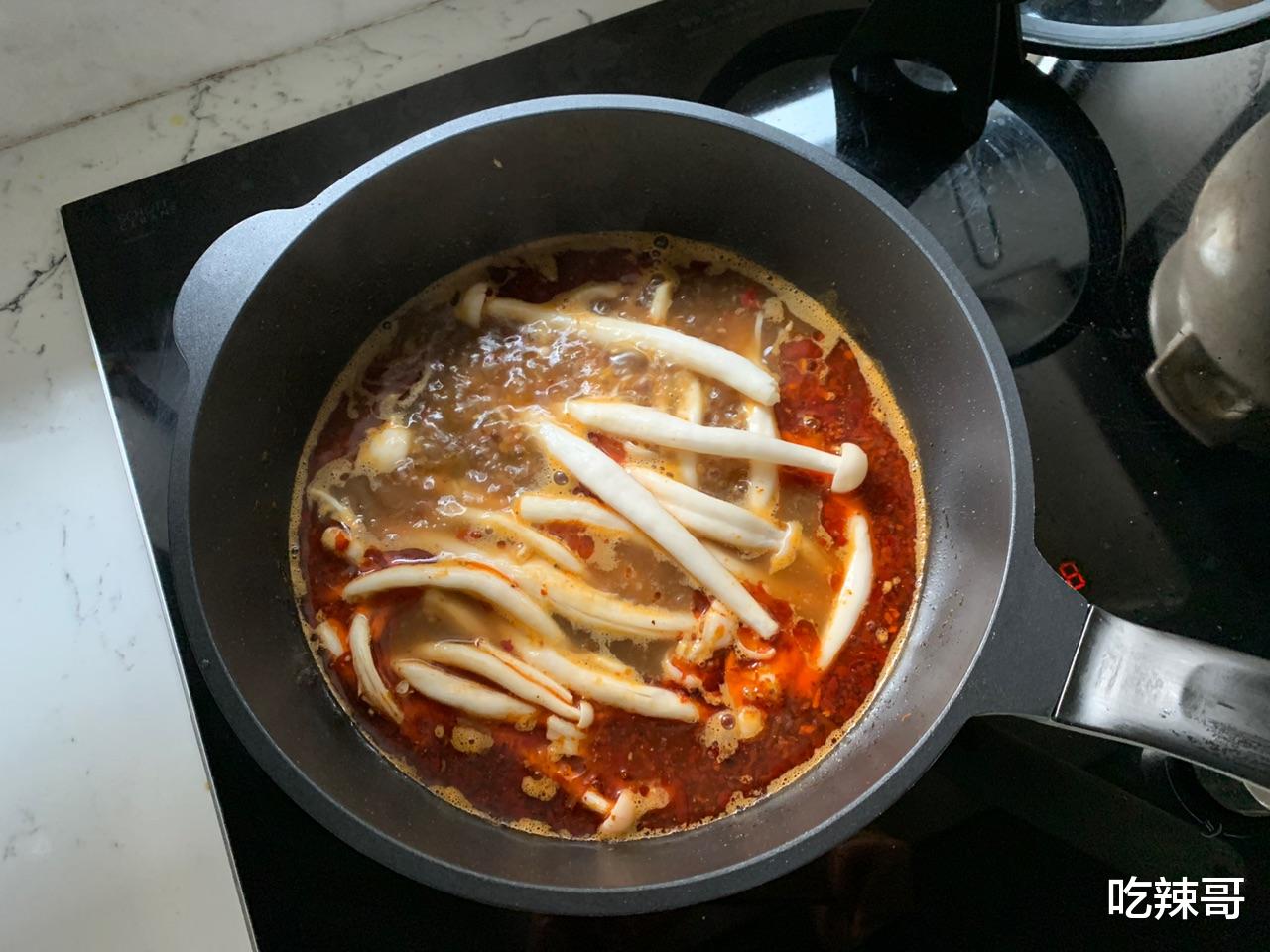 龙利鱼做麻辣鱼，香辣鲜美，鱼肉嫩滑加上整道菜香辣的口感