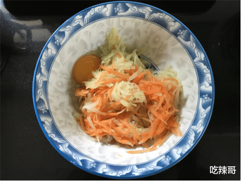 豌豆鸡蛋饼，搭配土豆和胡萝卜，早餐吃两个能精神一整天