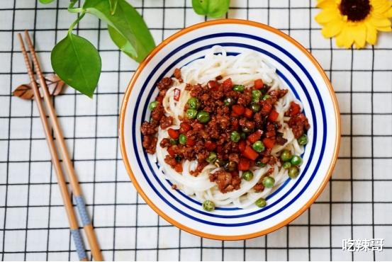 豌豆肉末拌面，不仅可以吃饱，也是家常面条中色香味俱全的代表