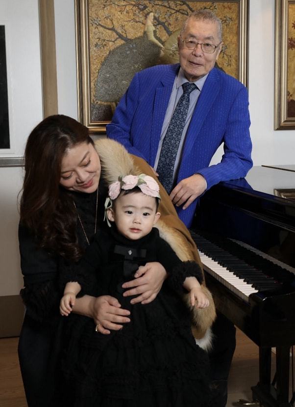 83岁钢琴大师刘诗昆罕见携妻女接受采访，一家三口同框画面温馨