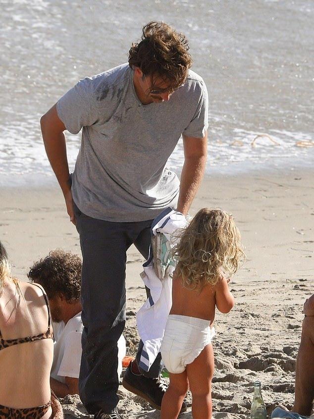 好莱坞男星化身奶爸带2岁女儿去沙滩玩耍可爱爆棚