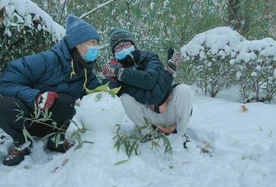 白百何晒与儿子元宝合照，母子十指紧扣，气氛温馨