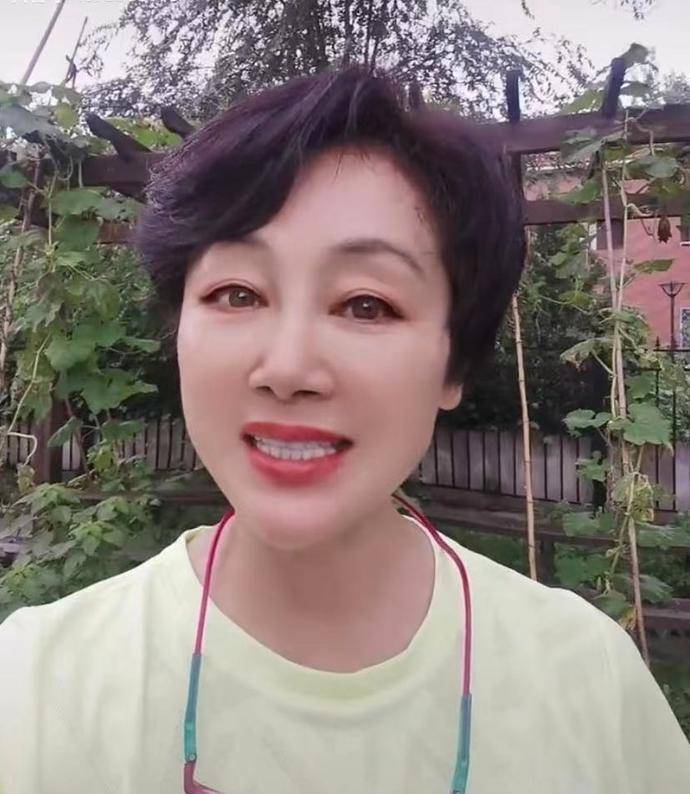 老戏骨王姬晒北京街头散步视频，身戴千万翡翠套件展现霸气女王风