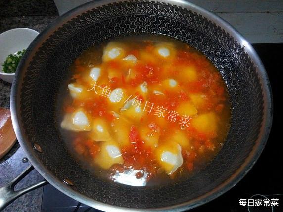 番茄酸辣汤饺，汤底浓郁，一碗下肚浑身热乎