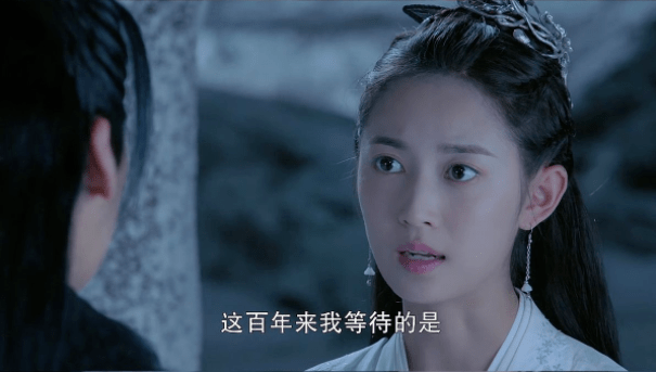 陈钰琪与李易峰主演的《镜·双城》开播，造型成吐槽视频素材