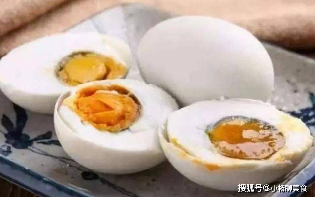 腌咸鸭蛋，多加一点它，个个起沙流油